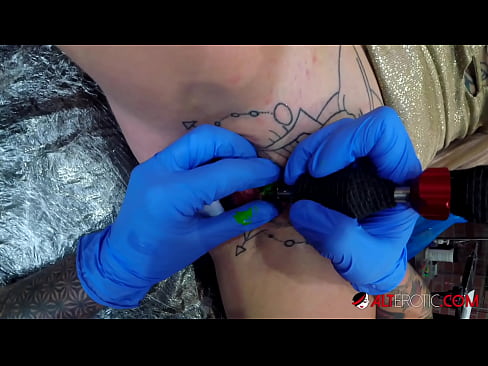 ❤️ Ekstremt tatoveret hottie Sully Savage fik en tatovering på sin klitoris ❤❌ Anal porno at da.tuberxxx-com.ru